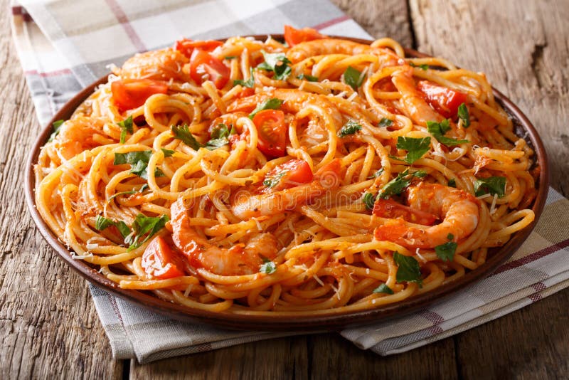 Plan rapproché de spaghetti de sauce, de fruits de mer et de pâtes à Fra Diavolo de tomate