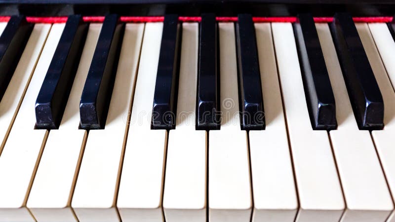 Plan rapproché de vieilles clés de piano L'idée du concept pour l'amour de la musique et de l'inspiration musicale image stock Plan rapproché de vieilles clés de piano L'idée du concept pour l'amour de la musique et de l'inspiration musicale image stock