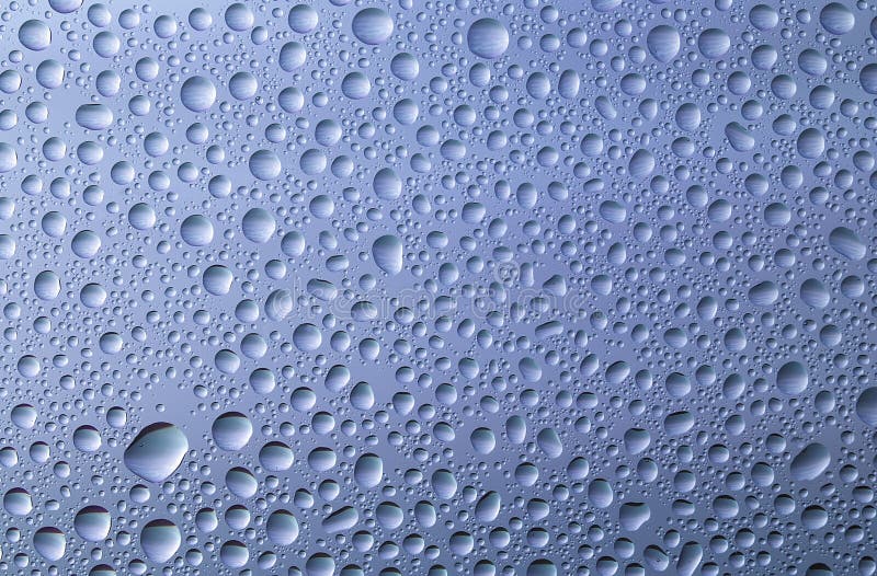 Plan rapproché des baisses de l'eau sur la surface en verre photos stock Plan rapproché des baisses de l'eau sur la surface en verre photos stock