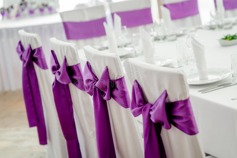 Plan rapproché des chaises blanches de mariage images libres de droits Plan rapproché des chaises blanches de mariage images libres de droits