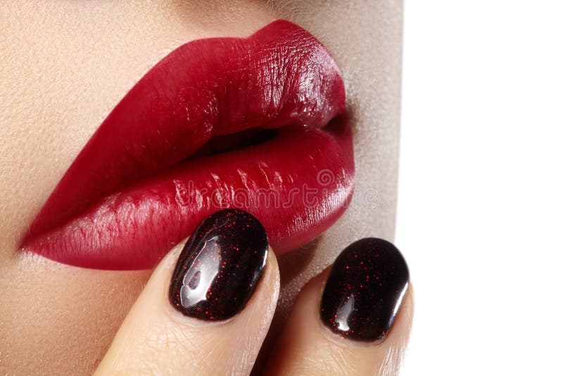 Plan rapproché des lèvres de la femme avec le maquillage rouge de mode, clous Chirurgie de beauté, cosmétologie photographie stock libre de droits Plan rapproché des lèvres de la femme avec le maquillage rouge de mode, clous Chirurgie de beauté, cosmétologie photographie stock libre de droits