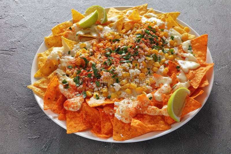 Plan rapproché des nachos chargés du plat photo libre de droits Plan rapproché des nachos chargés du plat photo libre de droits