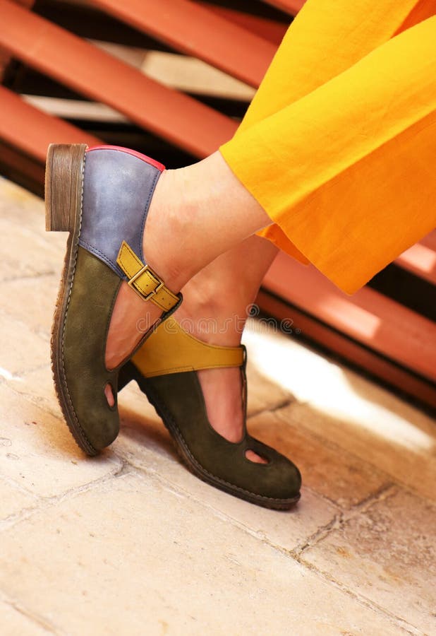 Plan rapproché des pieds de la femelle dans les chaussures classiques et la robe élégante jaune image libre de droits Plan rapproché des pieds de la femelle dans les chaussures classiques et la robe élégante jaune image libre de droits