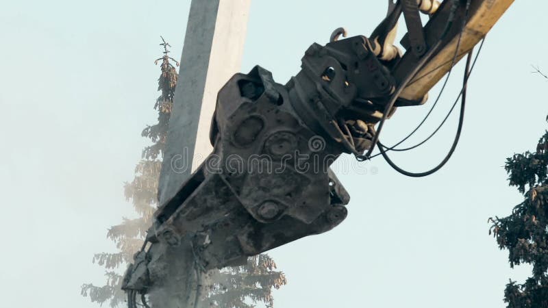 Plan rapproché des ruines acérées de machine de démolition du bâtiment abandonné, outil de fer banque de vidéos