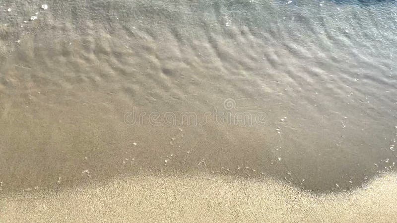 Plan rapproch? des vagues de mer lavant ? terre Sandy Beach