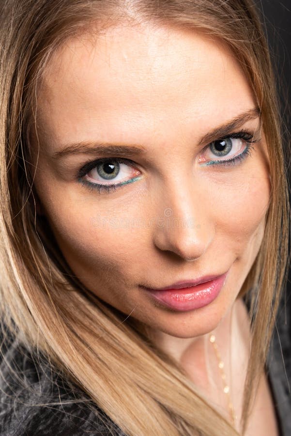 Plan rapproché du beau modèle femelle posant avec le maquillage coloré images stock Plan rapproché du beau modèle femelle posant avec le maquillage coloré images stock