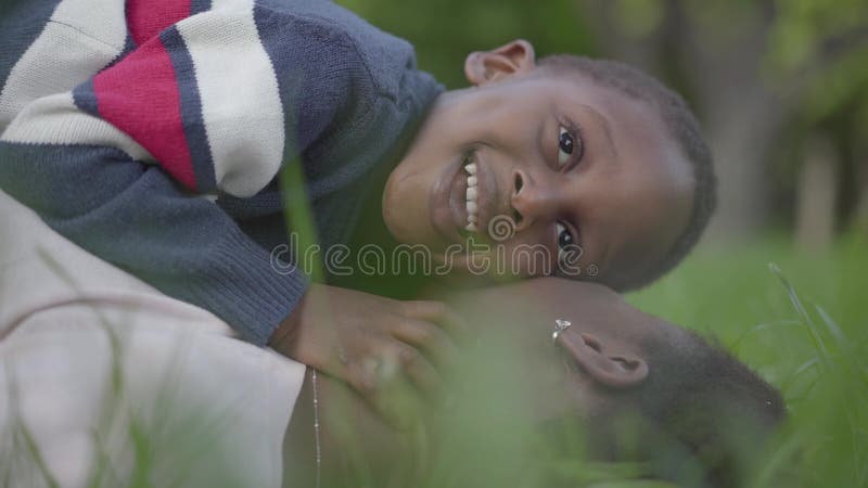 Plan rapproch? du petit gar? on mignon d'Afro-am? ricain se trouvant sur sa m? re, jouant avec sa boucle d'oreille et sourire m? re clips vidéos
