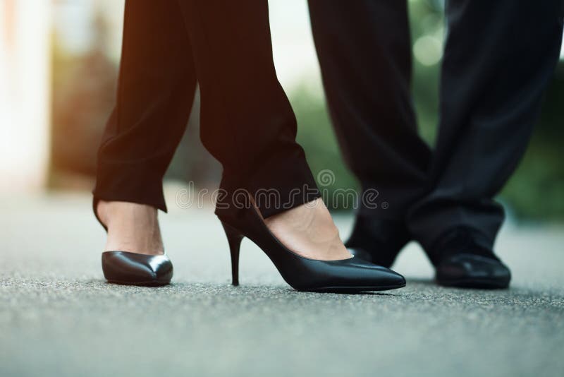 Plan rapproché du ` s d'homme d'affaires et des jambes du ` s de femme d'affaires dehors photos libres de droits Plan rapproché du ` s d'homme d'affaires et des jambes du ` s de femme d'affaires dehors photos libres de droits