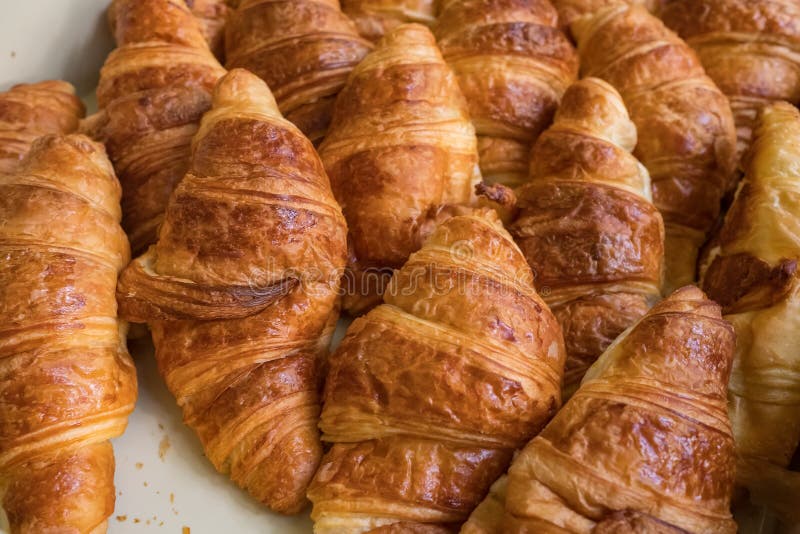 Plan rapproché fraîchement cuit au four de croissants photos libres de droits Plan rapproché fraîchement cuit au four de croissants photos libres de droits