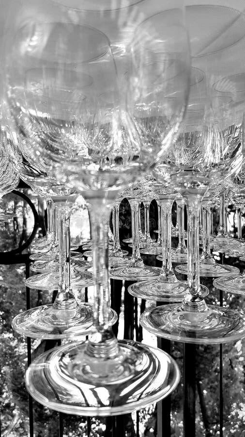 Plan rapproché noir et blanc de verres à vin images stock Plan rapproché noir et blanc de verres à vin images stock