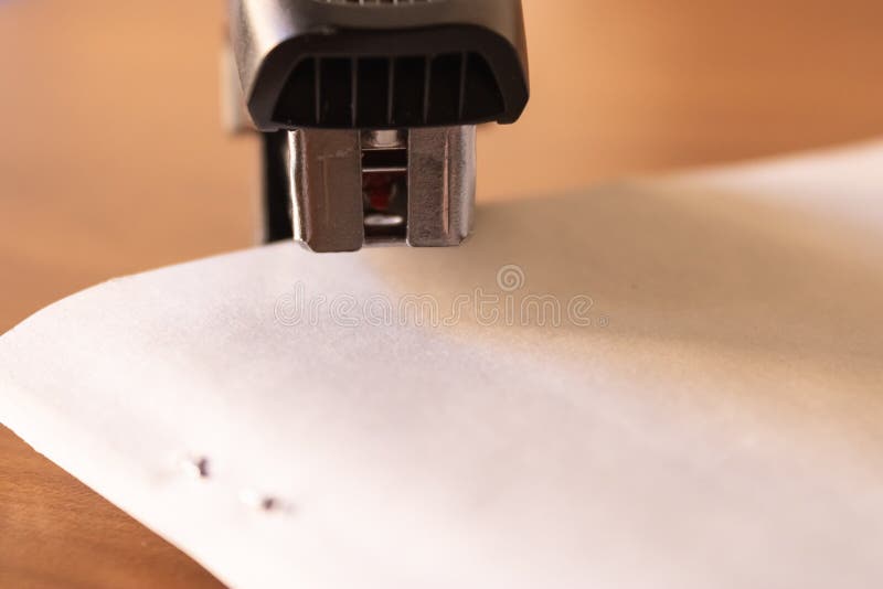 Plan rapproché perçant de papiers d'agrafeuse noire - image photos libres de droits Plan rapproché perçant de papiers d'agrafeuse noire - image photos libres de droits