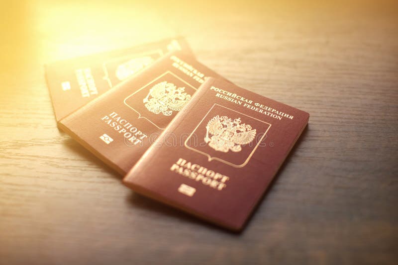 Plan rapproch? russe de passeports sur la table en bois photographie stock Plan rapproch? russe de passeports sur la table en bois photographie stock