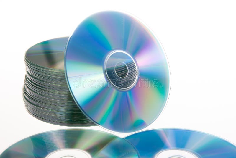 Plan rapproché teinté bleu d'une pile de CD de disques compacts-ROM se trouvant sur la table blanche image stock Plan rapproché teinté bleu d'une pile de CD de disques compacts-ROM se trouvant sur la table blanche image stock