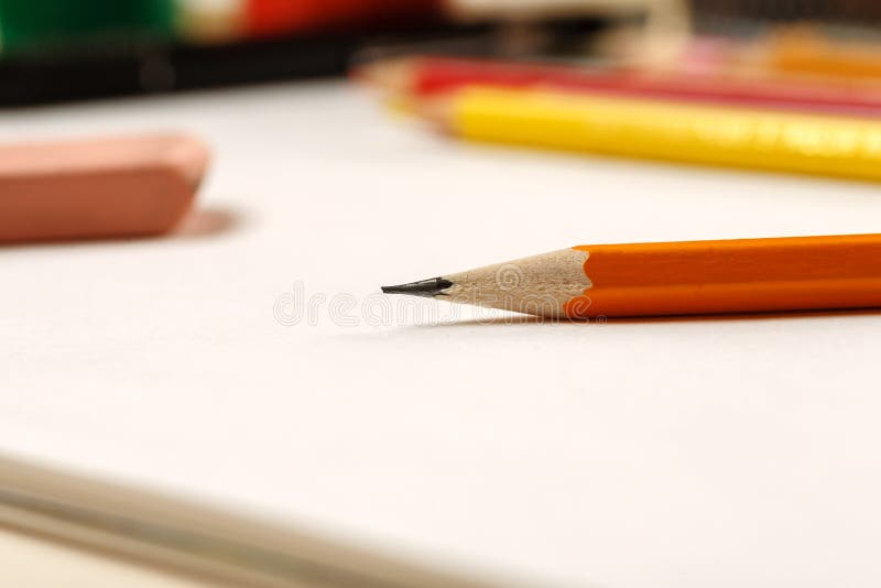 Plan rapproché tiré du crayon et de la gomme sur une page de papier blanche blanche photo libre de droits Plan rapproché tiré du crayon et de la gomme sur une page de papier blanche blanche photo libre de droits