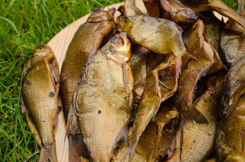 Plan rapproché écologique sain fumé de fumoir de poissons images stock Plan rapproché écologique sain fumé de fumoir de poissons images stock