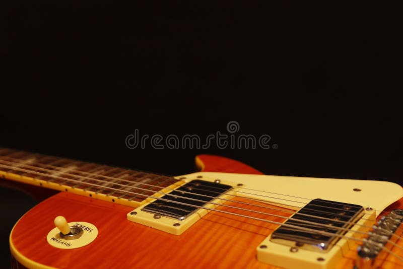 Plan rapproché électrique de guitare de jazz de vintage de rayon de soleil de miel sur le fond noir, avec l'abondance de l'espace image stock Plan rapproché électrique de guitare de jazz de vintage de rayon de soleil de miel sur le fond noir, avec l'abondance de l'espace image stock