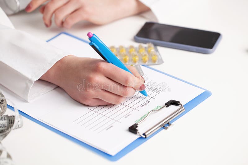 Plan voor het handmatig schrijven van vrouwen sluiten stock foto's