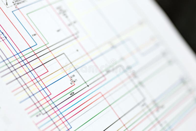 Plan électrique de câblage de voitures colorées sur la feuille de papier image libre de droits Plan électrique de câblage de voitures colorées sur la feuille de papier image libre de droits