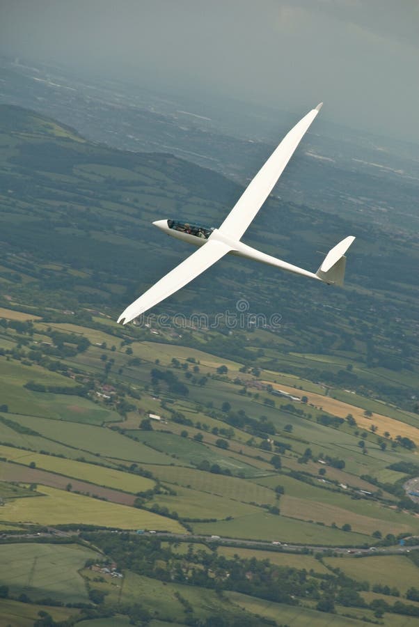 Planador, sailplane que voa sobre o campo