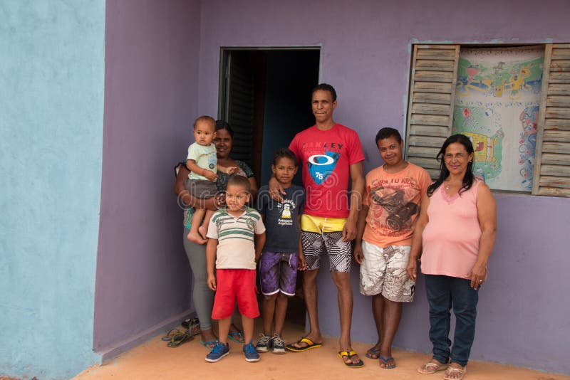 Planaltina, Goias, Brasile 23 agosto 2018: Una famiglia della condizione sette davanti alla loro nuova casa immagini stock Planaltina, Goias, Brasile 23 agosto 2018: Una famiglia della condizione sette davanti alla loro nuova casa immagini stock