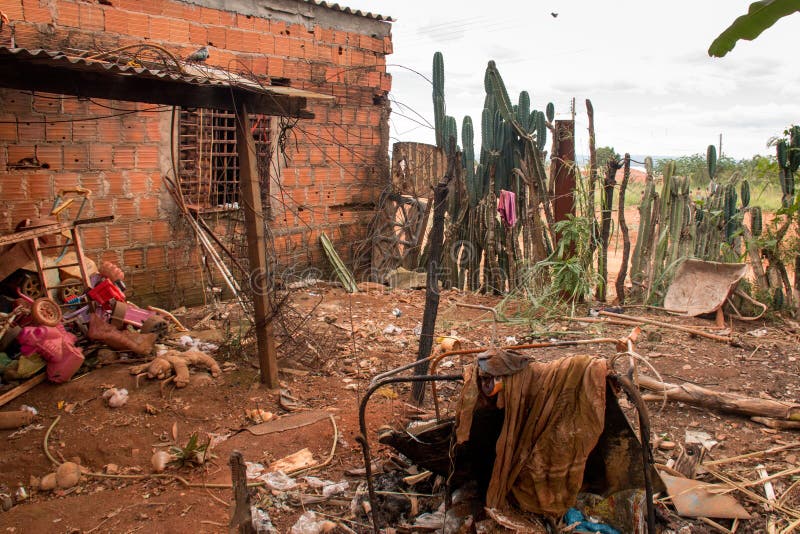 Planaltina, Goias, Brasilien 28. April 2018: Extreme schlechte Wohnverhältnisse, die allgemein in Brasilien gefunden werden lizenzfreie stockbilder Planaltina, Goias, Brasilien 28. April 2018: Extreme schlechte Wohnverhältnisse, die allgemein in Brasilien gefunden werden lizenzfreie stockbilder