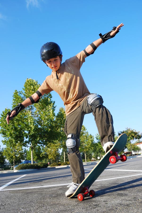 Photo libre de droit de Skateboard Enfants banque d'images et plus d'images  libres de droit de 4-5 ans - 4-5 ans, Activité avec mouvement, Activité de  loisirs - iStock