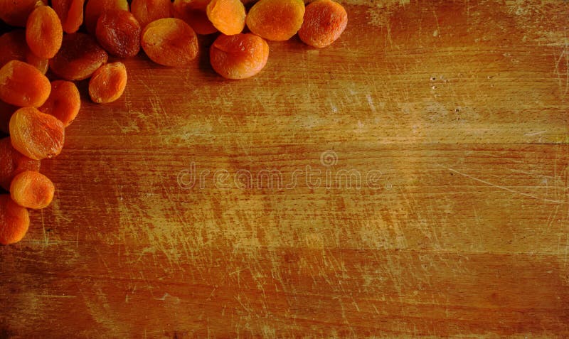 Planche de coupe de cuisine avec les abricots secs image stock Planche de coupe de cuisine avec les abricots secs image stock