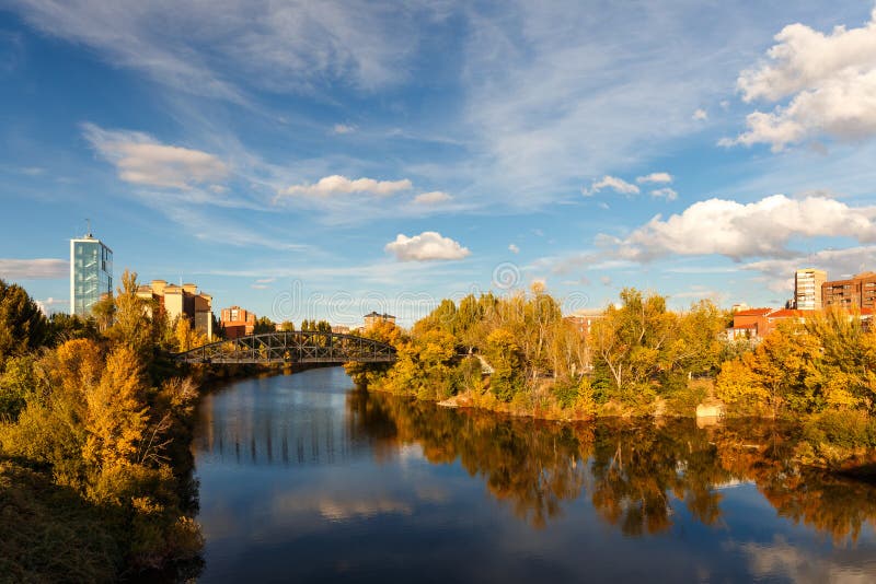 Planche el puente sobre el río de Pisuerga en Valladolid, España imagenes de archivo Planche el puente sobre el río de Pisuerga en Valladolid, España imagenes de archivo