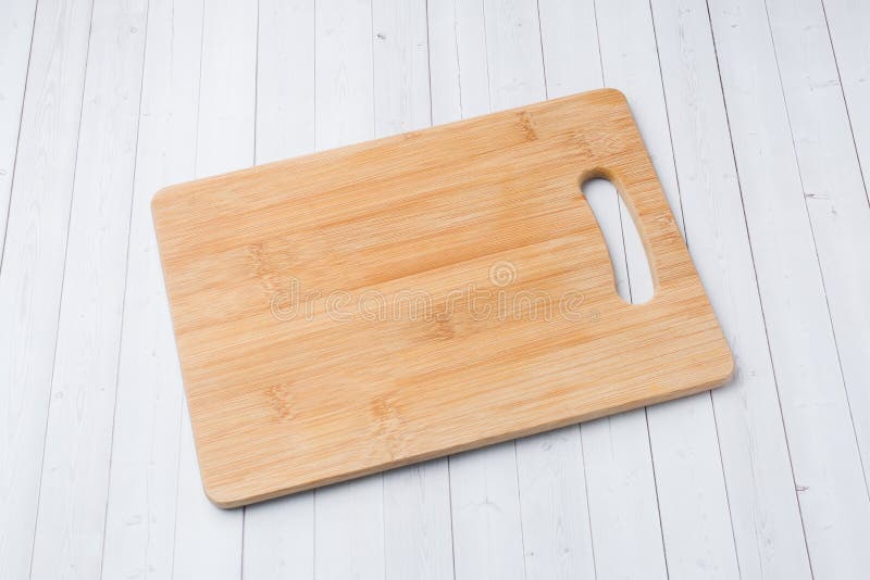 Planche à découper en bois vide sur un espace blanc de copie de fond photographie stock libre de droits Planche à découper en bois vide sur un espace blanc de copie de fond photographie stock libre de droits