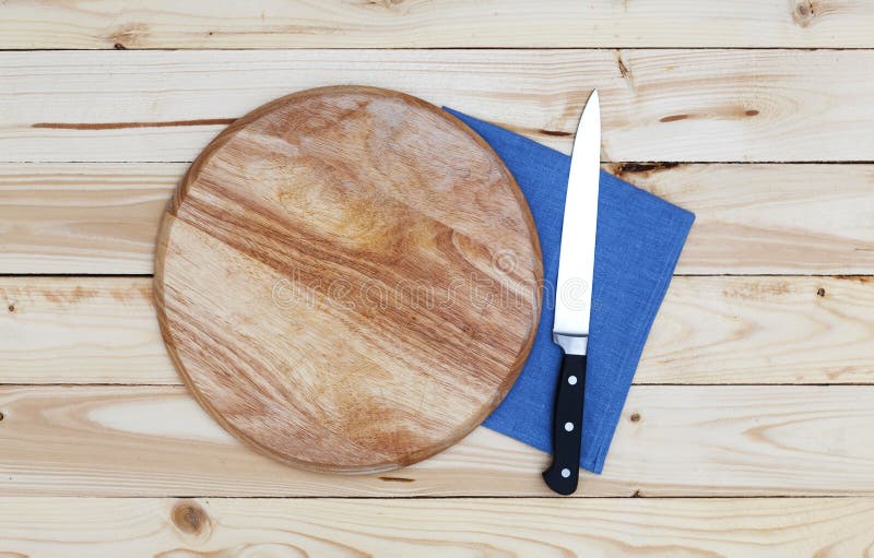 Planche à découper ronde avec un couteau sur une table en bois, vue supérieure photos stock Planche à découper ronde avec un couteau sur une table en bois, vue supérieure photos stock