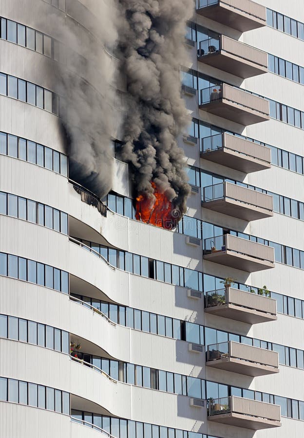 Plancher de bâtiment sur le feu image stock Plancher de bâtiment sur le feu image stock