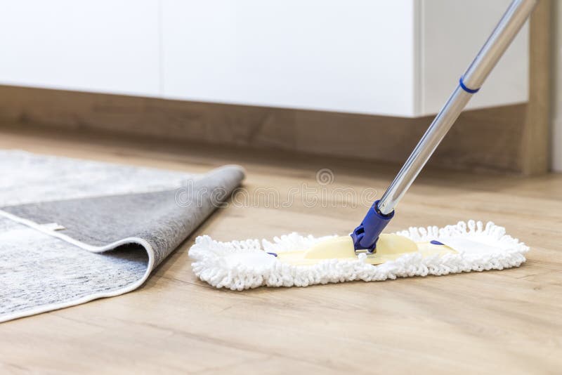 Plancher en bois avec le balai blanc, concept de nettoyage de service photo libre de droits Plancher en bois avec le balai blanc, concept de nettoyage de service photo libre de droits
