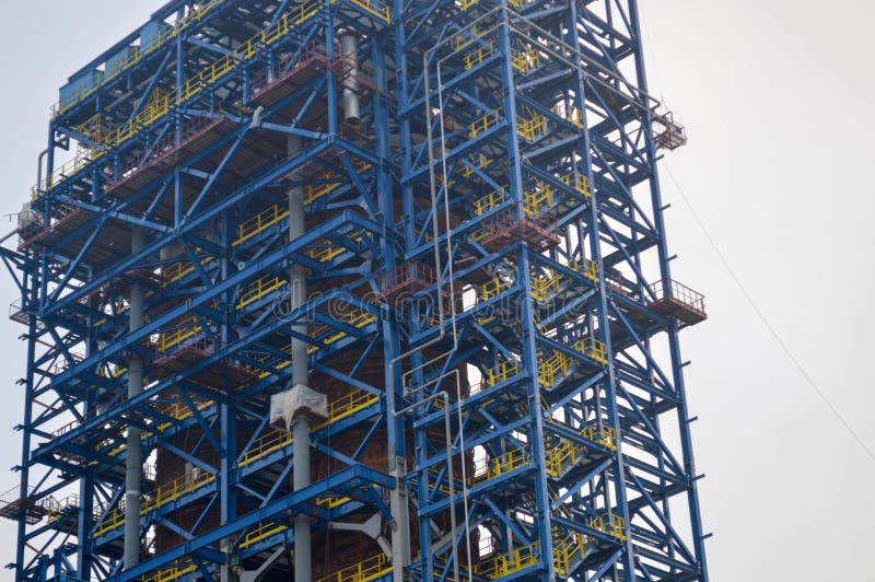 Plancher, escaliers sur une unité de processus énorme, raffineur d'huile image stock Plancher, escaliers sur une unité de processus énorme, raffineur d'huile image stock