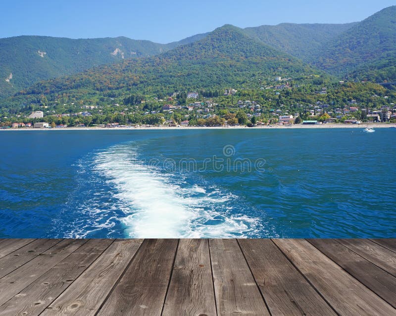 Plancher vide contre une trace mousseuse en mer image stock Plancher vide contre une trace mousseuse en mer image stock