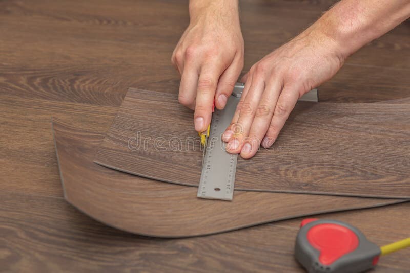 Plancher Vinyle. Installation Facile Et Découpe Avec Un Maître Couteau Coupe  La Planche De Vinyle Avant L'installation Brun Photo stock - Image du  conception, travail: 217037354