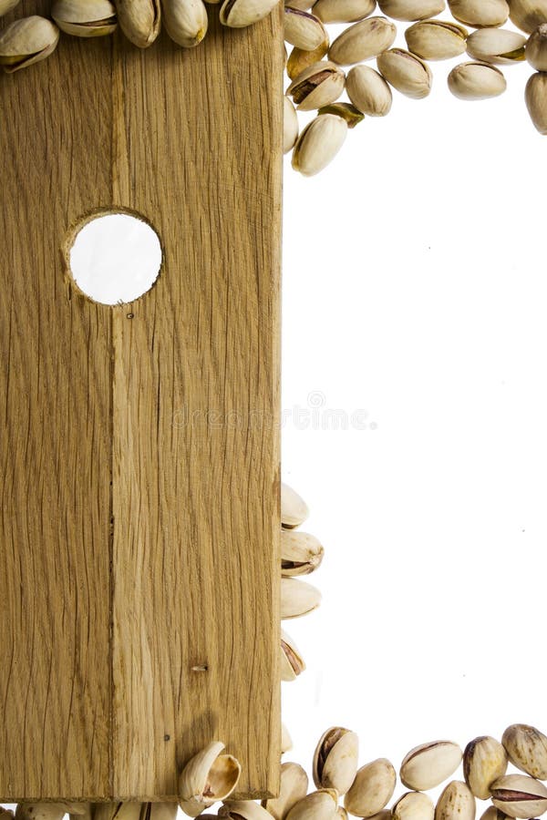 Planches à découper et noix sur le fond blanc