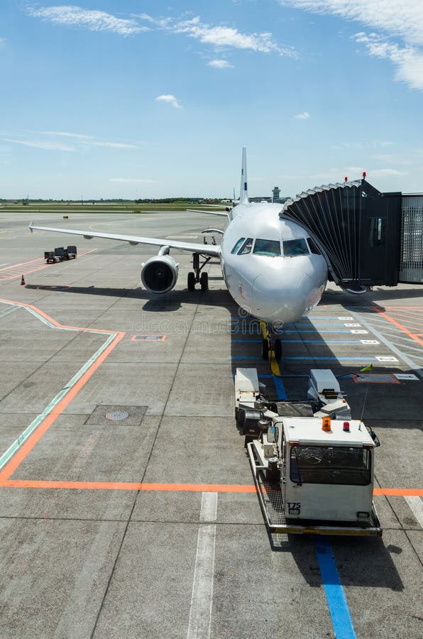 Plane awaiting on passengers royalty free stock photography