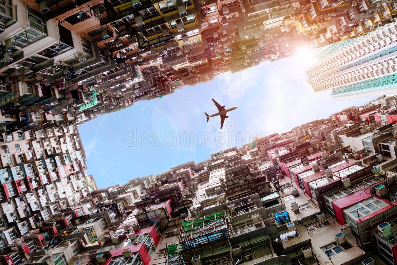 Plane Flying Over Crowded Houses in Quarry Bay, Hong Kong royalty free stock photos Plane Flying Over Crowded Houses in Quarry Bay, Hong Kong royalty free stock photos