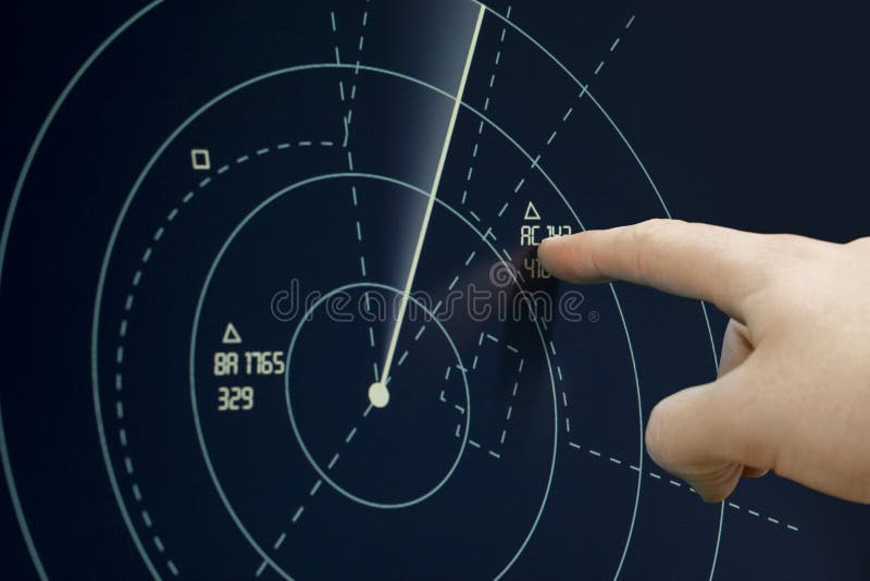 Controllore del traffico aereo punto di aereo sul radar (sonar) di Controllo del Traffico aereo e la Torre.