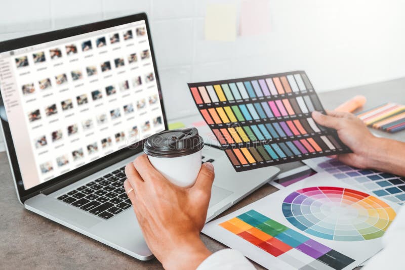 Planeamiento creativo del dise?ador gr?fico y pensamiento en las ideas para el proyecto de trabajo del ?xito fotos de archivo Planeamiento creativo del dise?ador gr?fico y pensamiento en las ideas para el proyecto de trabajo del ?xito fotos de archivo