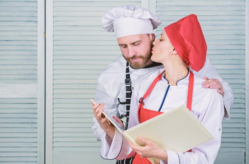 Planeamiento del men? cocina culinaria Ingrediente secreto por receta Uniforme del cocinero cocinero del hombre y de la mujer en imagen de archivo libre de regalías Planeamiento del men? cocina culinaria Ingrediente secreto por receta Uniforme del cocinero cocinero del hombre y de la mujer en imagen de archivo libre de regalías