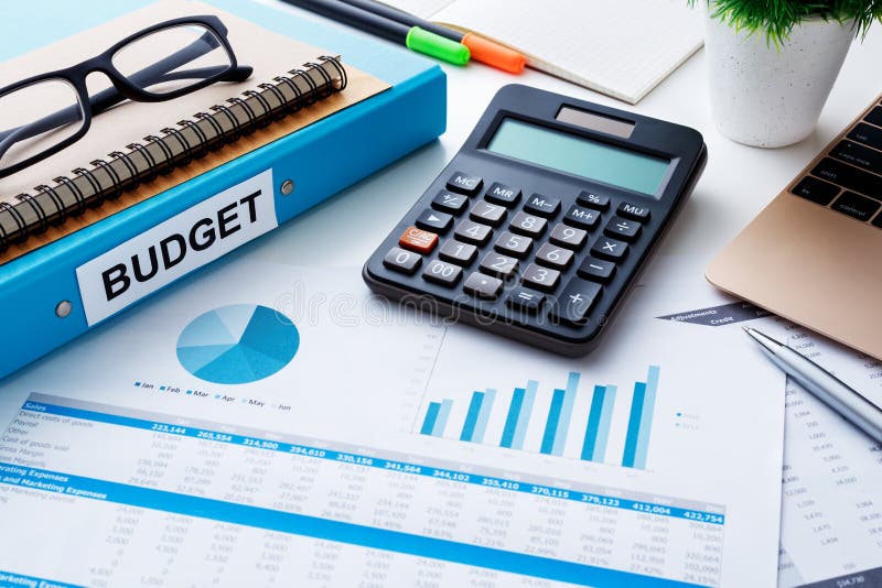 Planeamiento financiero y del presupuesto con informe de la carta fotografía de archivo Planeamiento financiero y del presupuesto con informe de la carta fotografía de archivo