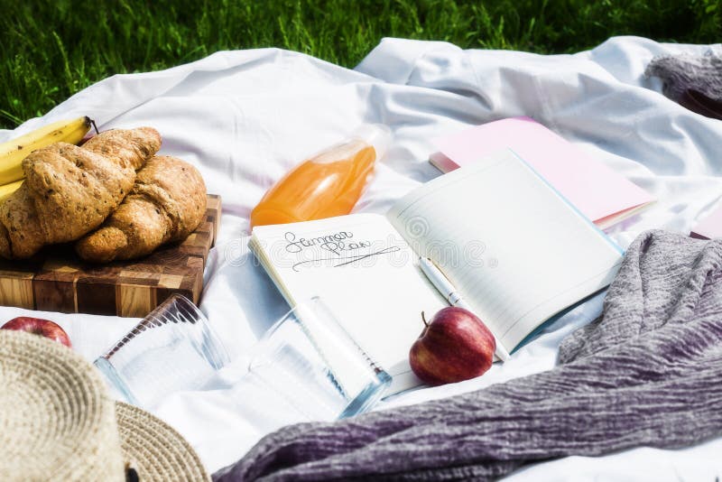 Planen Sie Ihren Feiertag und Geschäft für den Sommer auf einem Picknick stockfoto Planen Sie Ihren Feiertag und Geschäft für den Sommer auf einem Picknick stockfoto