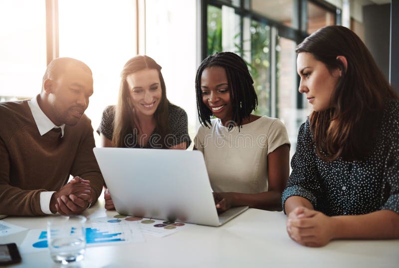 Planen von Recherchen und Unternehmensgruppen auf Laptop für Ideen für Online-Berichte oder glückliche Zusammenarbeit. Männer lizenzfreies stockbild