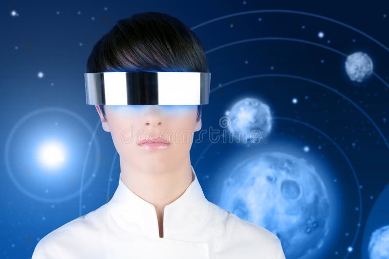 Planetas futuristas de prata do espaço da mulher dos vidros foto de stock Planetas futuristas de prata do espaço da mulher dos vidros foto de stock