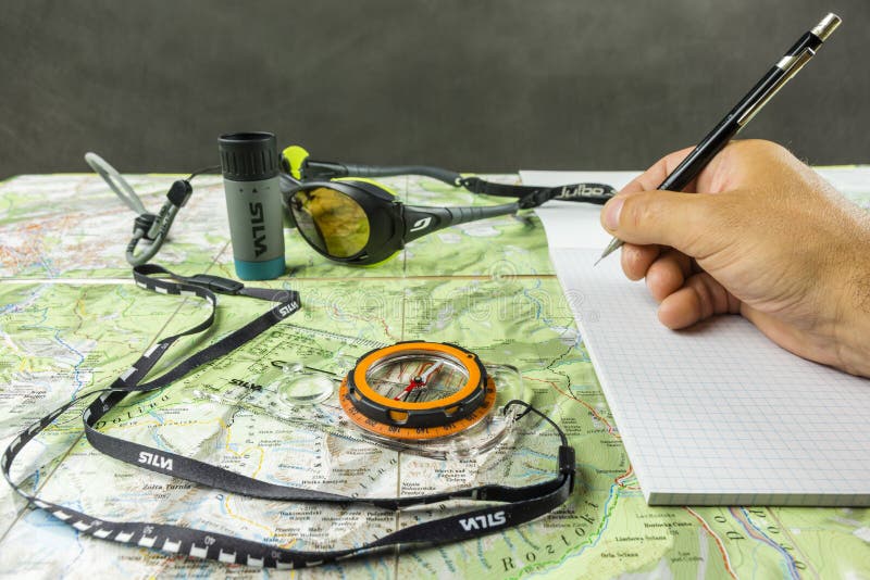 Planificación de un viaje con un mapa turístico y un compás foto de archivo libre de regalías Planificación de un viaje con un mapa turístico y un compás foto de archivo libre de regalías