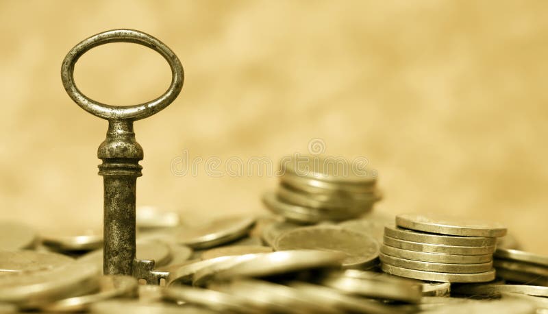 Planificación financiera, concepto de la libertad, llave y monedas del dinero fotografía de archivo libre de regalías Planificación financiera, concepto de la libertad, llave y monedas del dinero fotografía de archivo libre de regalías