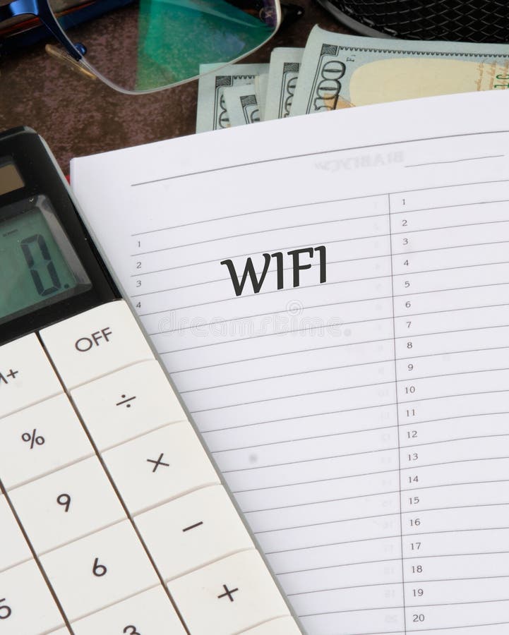 Planificare creativă pentru instalarea WiFi cu un calculator și note financiare organizate pe un birou royalty free stock photos