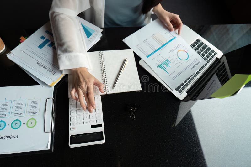 Planificare și calcul financiar. Un profesionist din domeniul afacerilor care lucrează la documente financiare și utilizează un ca royalty free stock photo