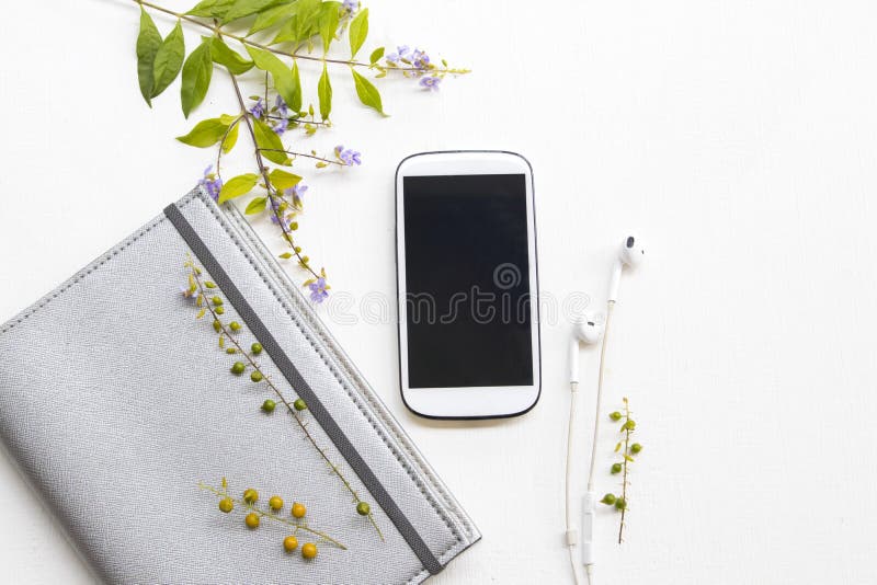 Planificateur de carnet avec le téléphone portable pour le travail d'affaires et les fleurs pourpres images stock Planificateur de carnet avec le téléphone portable pour le travail d'affaires et les fleurs pourpres images stock